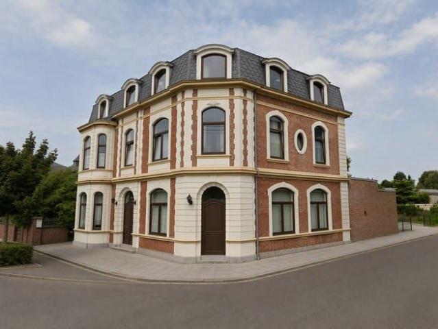 Appartement 2 chambres à Temploux, poutres apparentes