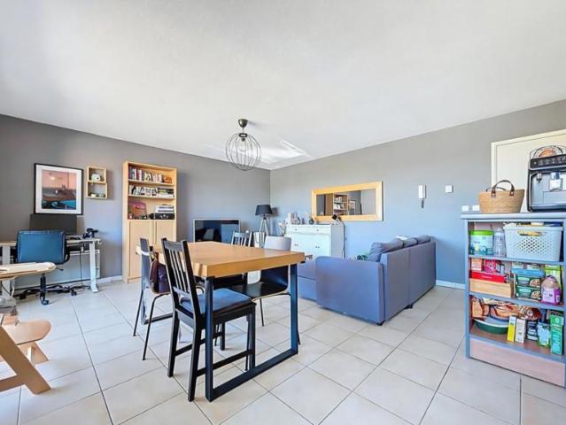 Appartement 2 Chambres Balcon 2 Places de stationnements privatives Proche toutes commodités