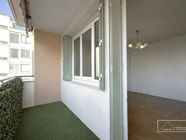 Appartement 2 chambres, balcon, garage et cave à Lyon 8ᵉ tout à pied: métro, tram, bus et espaces verts