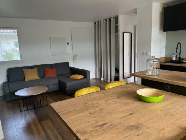 Appartement, 2 pièces, 44 m², CC / mois Réf: APPT ANG LEJ 256338