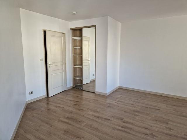 APPARTEMENT 2 PIECES 49 m2 COMPIEGNE CNETRE VILLE.