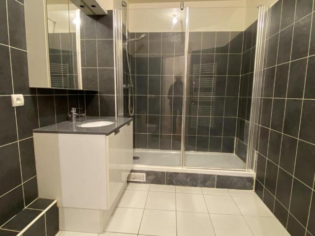APPARTEMENT 2 pièces / 49 m2 / PARIS 20ème, Ménilmontant / Pelleport Jourdain / avec BALCON sur JARDIN dans immeuble récent et bien entretenu, avec CAVE et place de PARKING au sous sol