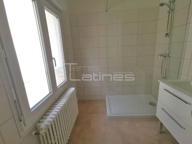 Appartement 2 pièces, 49m² en location à Nimes 560 € par mois