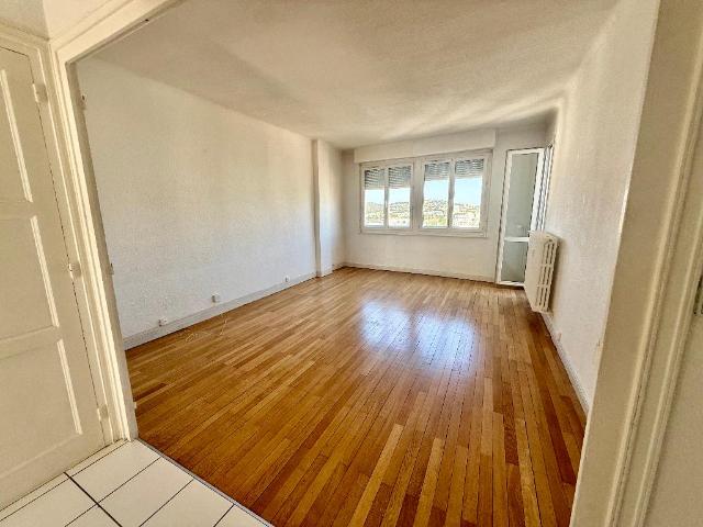 Saint Étienne – Châteaucreux | T2 traversant de 57 m² au 8e et dernier étage – 2 balcons – Vue panoramique