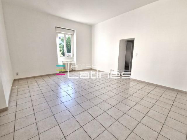 Appartement 2 pièces, 57m² en location à Nimes 579 € par mois