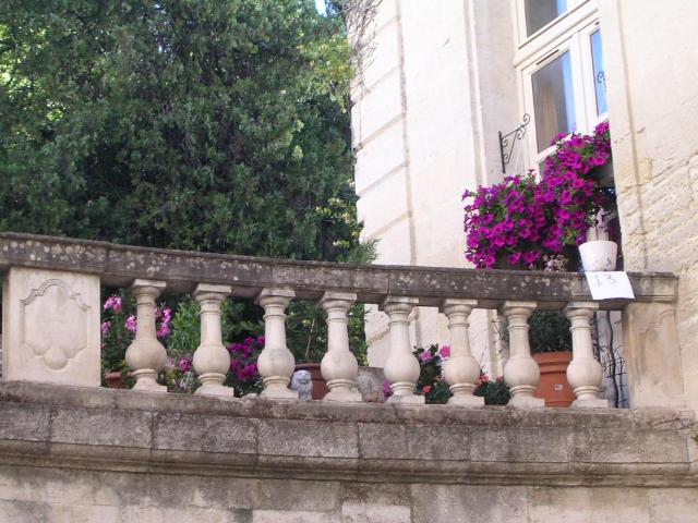 T2 bis BEAUCAIRE HOTEL CLAUSONNETTES