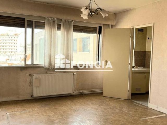 Appartement 2 pièces à moderniser en étage élevé