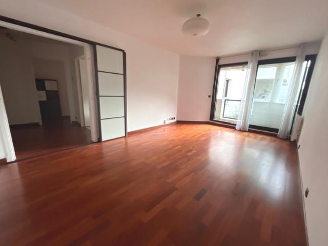 Appartement 2 pièces à Paris 75018 balcon et parking dan
