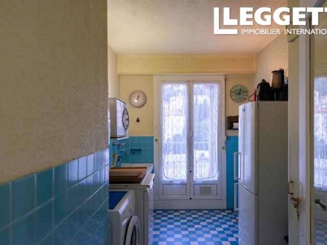 Appartement 2 pièces à rénover 53m² au dernier étage 5/5 en centre ville. Cave. Parking public à proximité