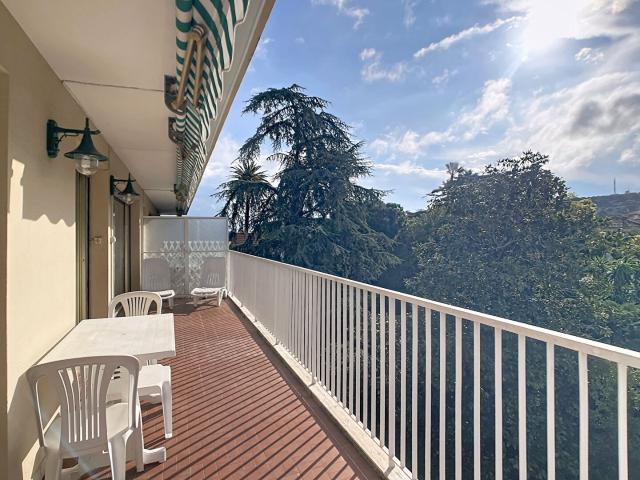Appartement 2 pièces à vendre au dernier étage avec vue déga. 48m² Antibes