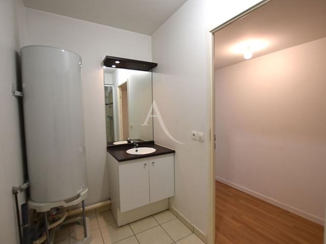 Appartement 2 pièces à vendre Dernier étage, centre ville de Combs la Ville