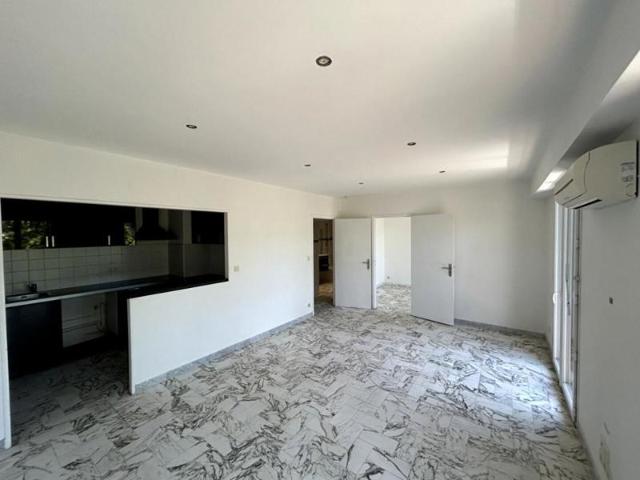 Appartement 2 pièces avec balcon, cave et stationnement dans la résidence, en plein centre ville