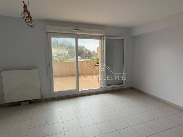 Appartement 2 Pieces Avec Terrasse Et Vue Degagee 45m² Châteauneuf Grasse