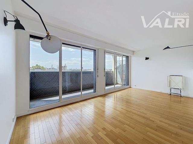 Appartement 2 pièces + bureau / chambre d'enfant et balcon, Paris 75010