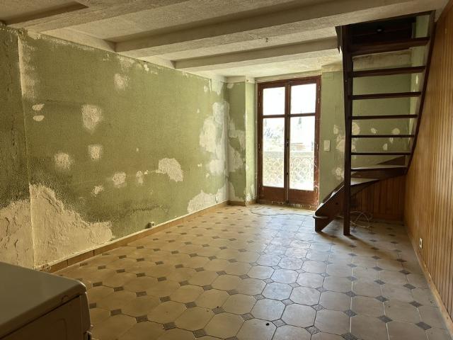 Appartement 2 pièces duplex avec cave et grenier à rénover