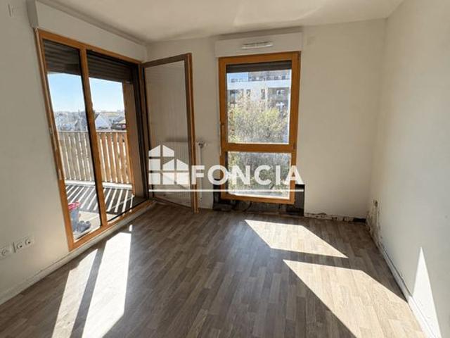 Appartement 2 pièces récent avec loggia et parking, dans une résidence récente à Villepinte