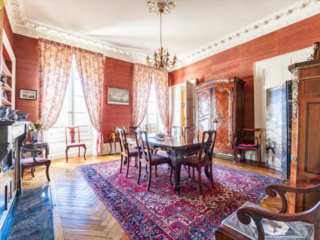 Appartement 2ème étage avec ascenseur au coeur du triangle d. 193m² Bordeaux