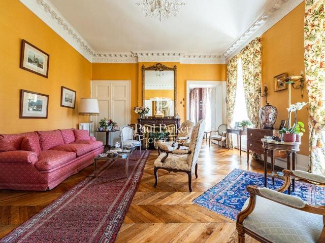 Appartement 2ème étage avec ascenseur au coeur du triangle d. m² Bordeaux