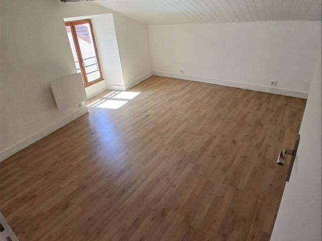 Appartement 2ème étage 82 m2 5 pièces Non meublé