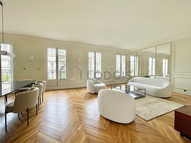 Appartement 3 chambres meublé avec accès handicapé, terrasse et ascenseur Champs Elysées Paris 8°