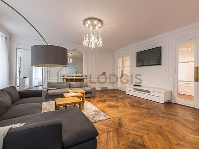 Appartement 3 chambres meublé avec ascenseur, cheminée et concierge Arc de Triomphe Paris 16°