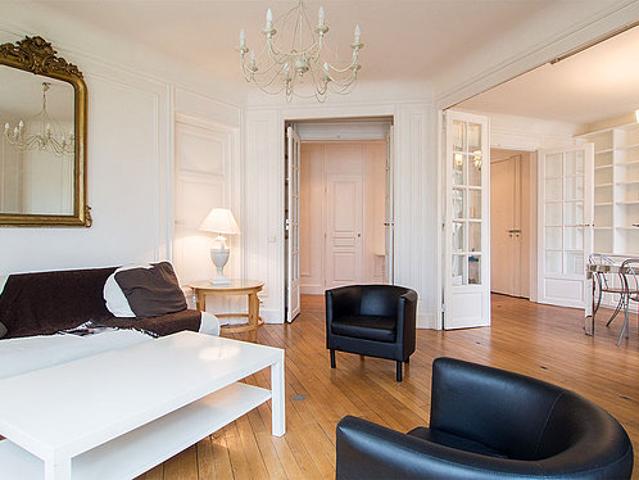 Appartement 3 chambres meublé avec ascenseur, cheminée et concierge La Motte Picquet Paris 15°