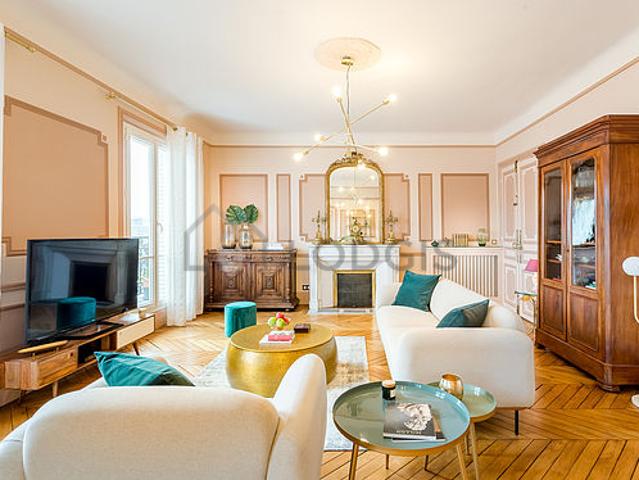 Appartement 3 chambres meublé avec ascenseur et cheminée Saint Lazare Paris 8°