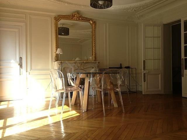 Appartement 3 chambres meublé avec ascenseur Monceau Paris 8°