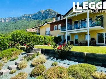 Appartement 3 chambres avec vue lac et jardin privatif de 305 m², à deux pas du lac et de Veyrier du Lac