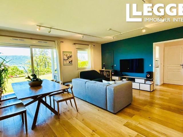 Appartement 3 chambres avec vue lac et jardin privatif de 305 m², à deux pas du lac et de Veyrier du Lac