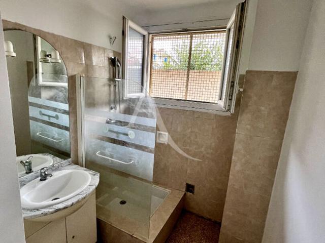 Appartement 3 pièces 51.57 m2 traversant parking et cave!