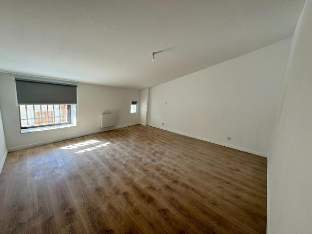 Appartement 3 pièces, 76 m² à louer à La Roquebrussanne 83136