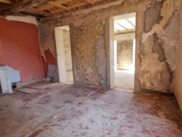 Appartement 3 pièces à renover avec terrasse SAINT SAVOURNIN 13