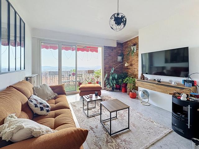 Appartement 3 pièces à vendre à Grasse Avant dernier étage. 68m² Grasse