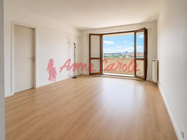 Appartement 3 pièces avec deux balcons en étage élevé + parking et cave