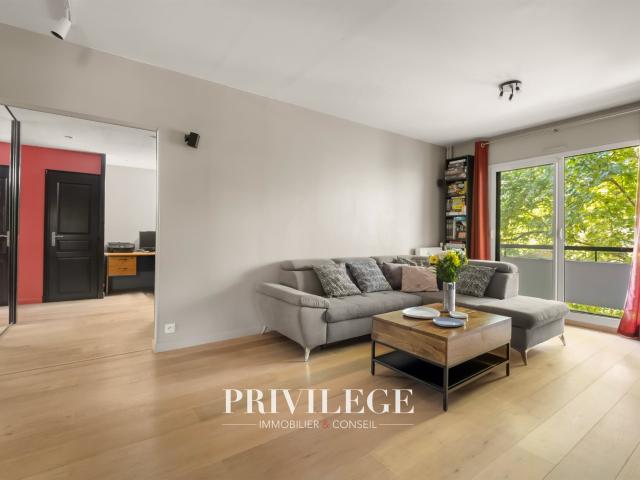 Appartement 3 pièces avec deux balcons et vue sur la végétat. 76m² Ecully