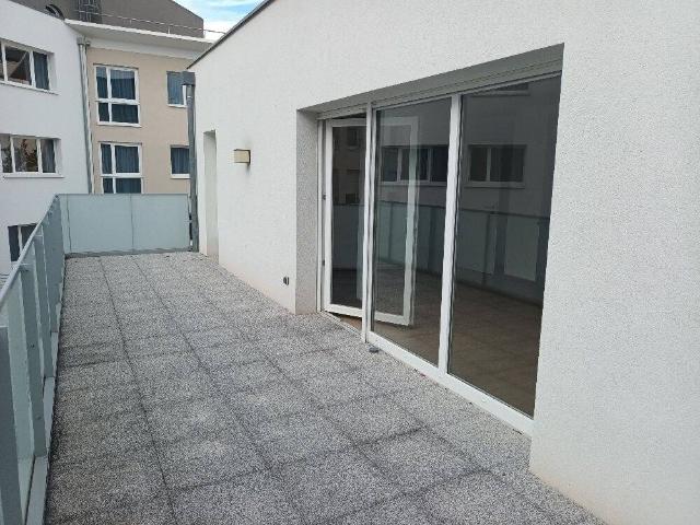 Appartement 3 pièces avec grande terrasse, balcon, cave et park