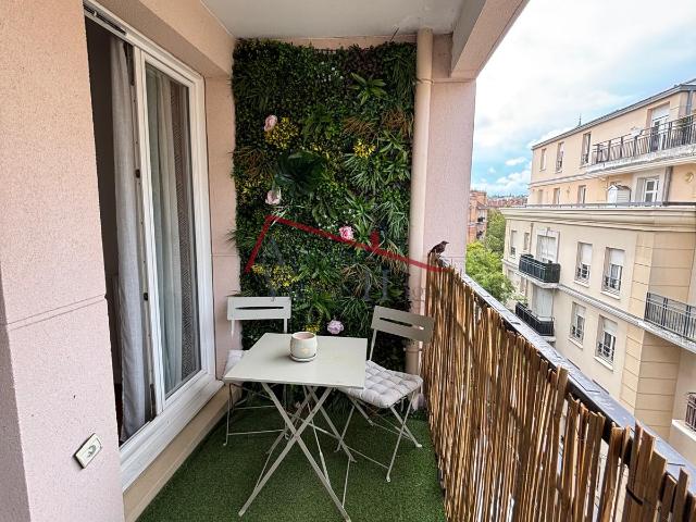 Appartement 3 pièces de 60m2 avec balcons et parking SURESNES