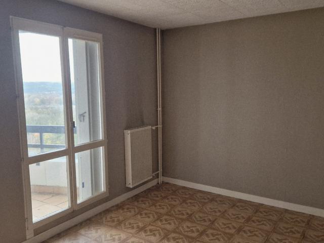 Appartement 3 pièces de 67m2 équipé de rangements avec balcon