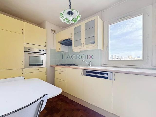 Appartement 3 pièces en dernier étage proche du métro Ligne 14