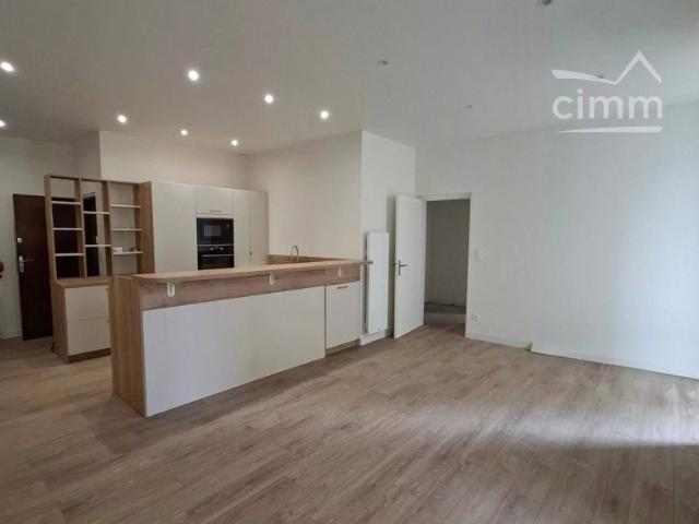 APPARTEMENT 3 PIECES EN REZ DE CHAUSSEE AVEC COUR PRIVATIVE