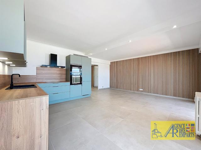 Appartement 3 pièces entièrement rénové avec terrasse et vue. 69m² Antibes