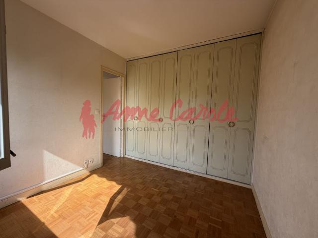 Appartement 3 pièces idéalement placé avec cave et parking