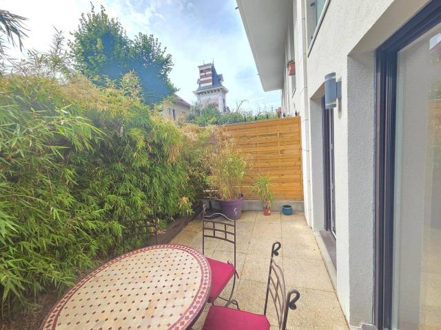 Appartement 3 pièces meublé avec jardin à Bécon les Bruyères