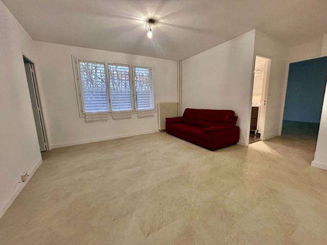 Appartement 3 pièces rénové avec local