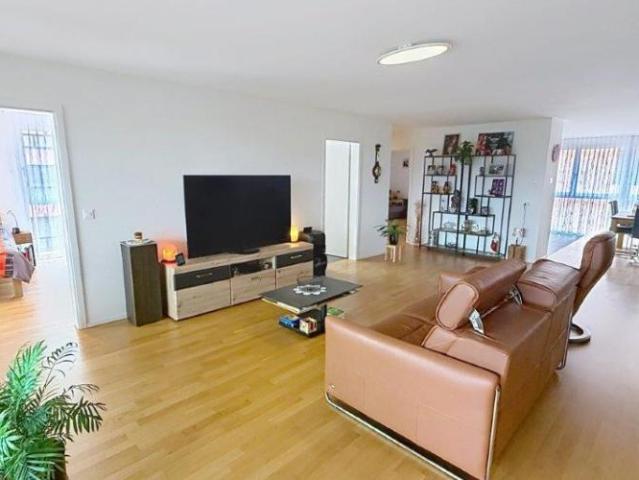 Appartement 3.5 pièces au 4ème étage Wohnung 3.5 Zimmer am 4. Stockwerk