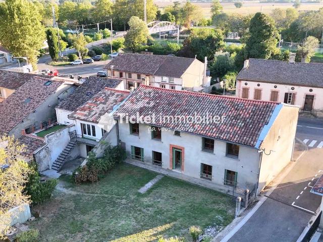 APPARTEMENT T3 52,5m2 POMPIGNAN REZ DE CHAUSSÉE, ACCÈS INDÉPENDANT, 3 m SOUS PLAFOND, SANS CHARGES DE COPROPRIÉTÉ, TOITURE NEUVE ETC.