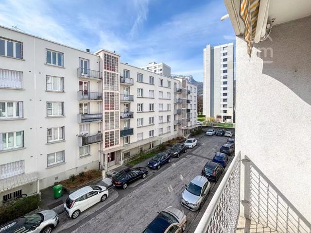 Appartement T3 54m² proche toutes commodités balcon cave