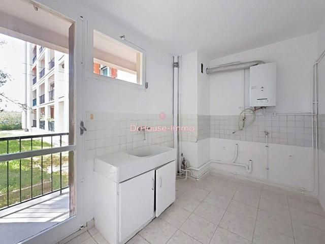 Appartement T3 traversant avec balcon Fort potentiel à saisir !