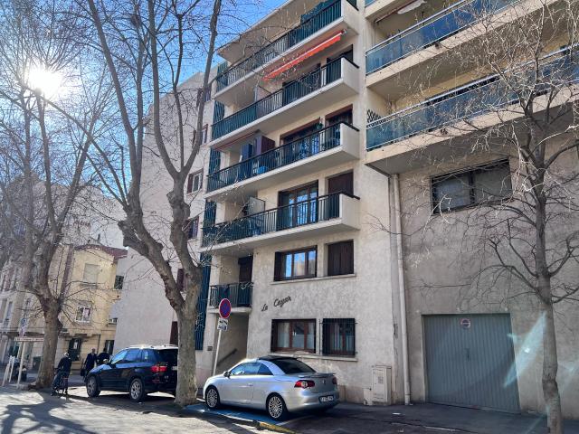 Appartement T3 traversant avec balcon, parking et cave Immeuble avec ascenseur